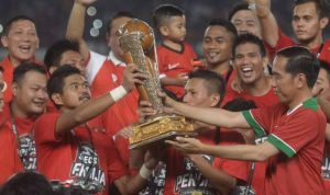 Pemain persija bambang pamungkas terima trofi piala presiden dari jokowi Pemain persija bambang pamungkas terima trofi piala presiden dari jokowi