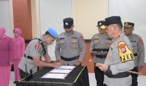 Kapolda Sulteng saat memimpin upacara sertijab. (Foto: Prasta)